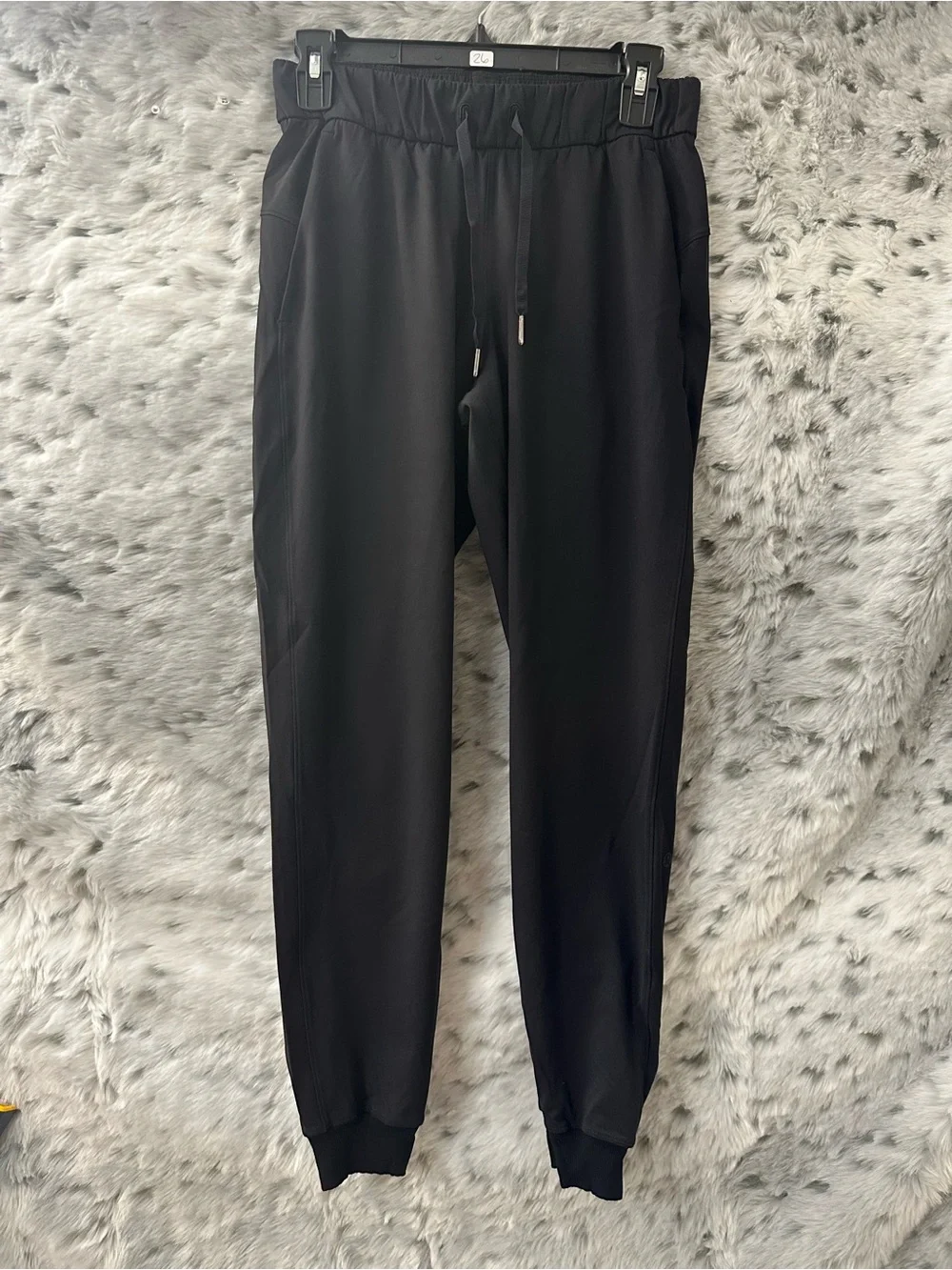 498. Lululemon On The Fly joggers sz 4